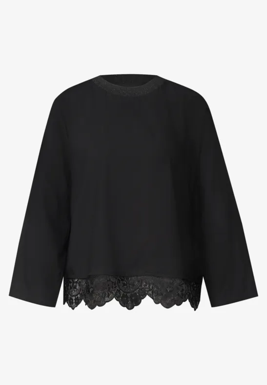 Schwarze Bluse mit Rundhalsausschnitt, weiten Ärmeln und Spitzenbesatz am Saum.