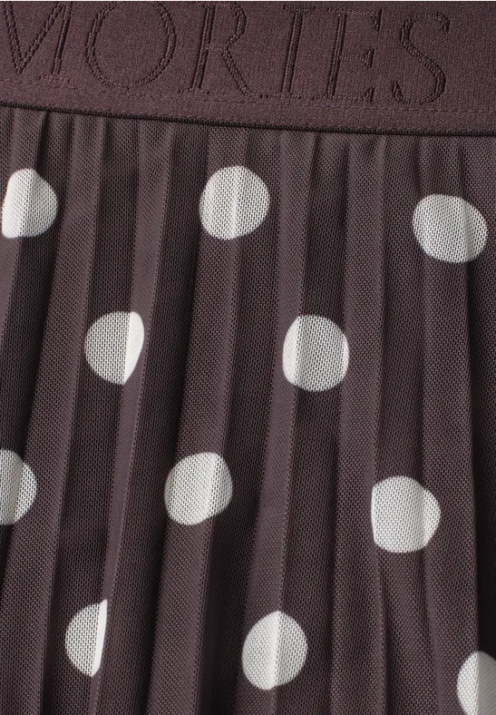 Tissu plissé marron à pois blancs.