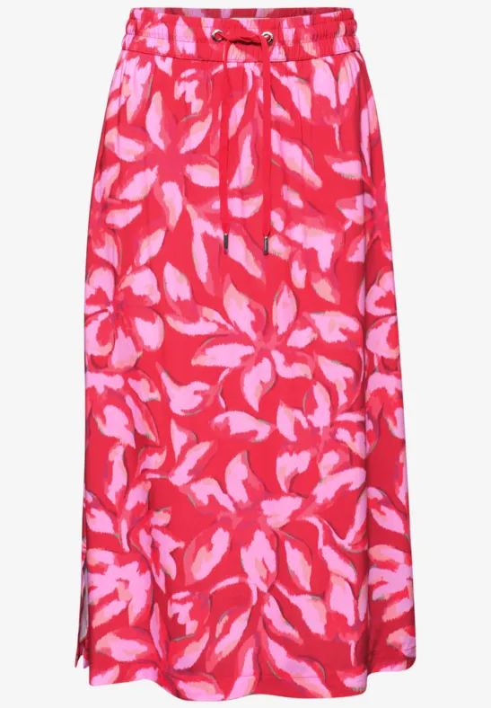 Lange rode rok met roze bladerenpatroon, elastische taille en ceintuur.