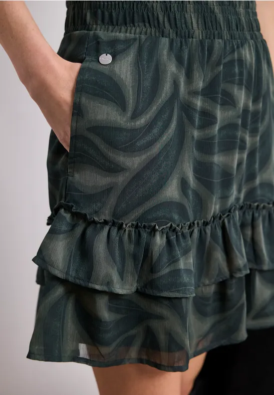 Grüner, gemusterter Rock mit Stufenrüschen, hohem Bund und seitlicher Tasche.