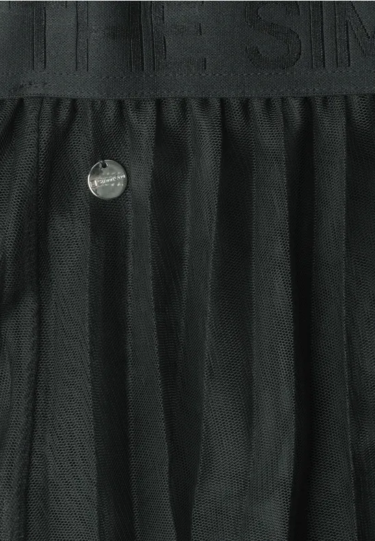 Schwarzer, plissierter Tüllrock mit elastischem Bund und kleinem silbernen Logo-Emblem.