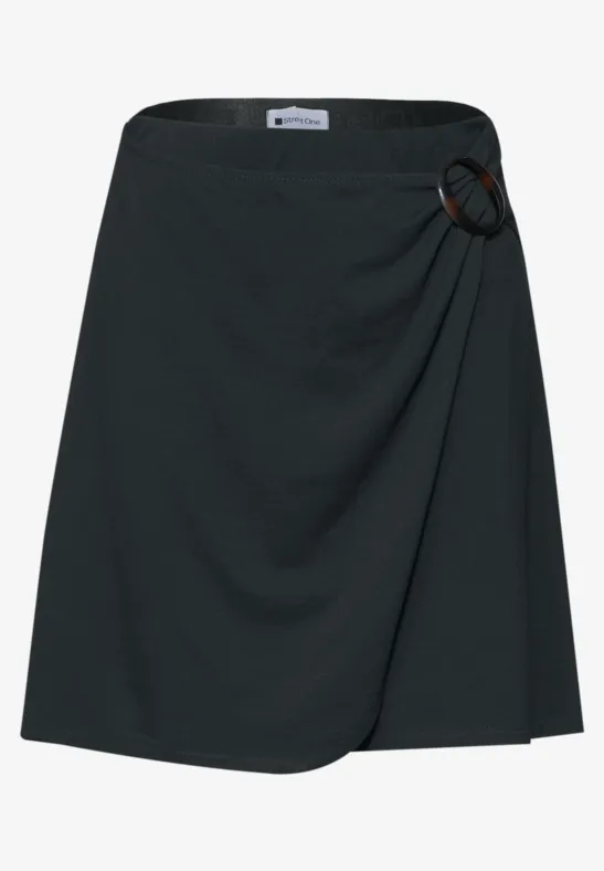 schwarzer, knielanger Wickelrock mit dekorativem Ringdetail an der Taille.