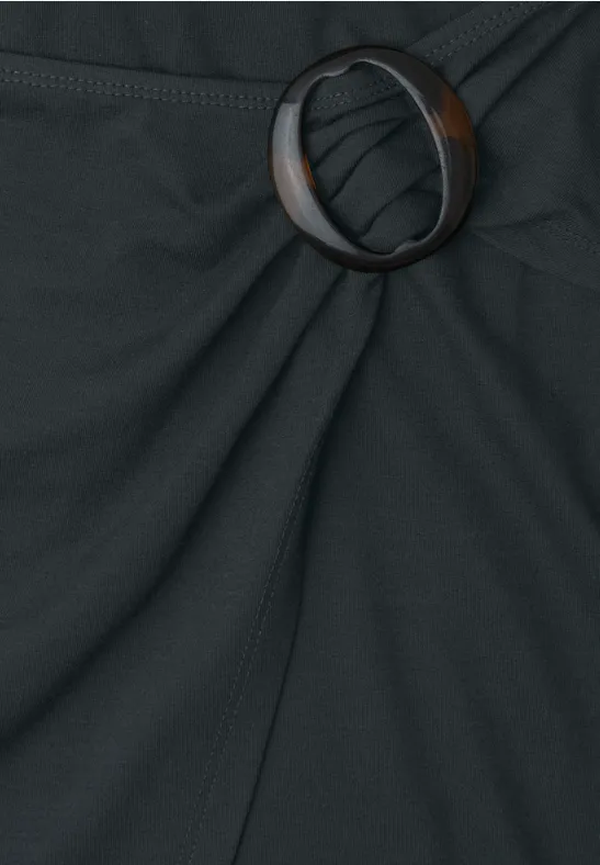 Schwarzes Kleid mit rundem Gürtelring und gerafftem Stoff.