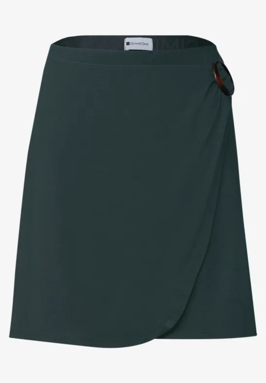 dunkelgrüner Wickelrock mit rundem Schnallenverschluss, knieumspielende Länge