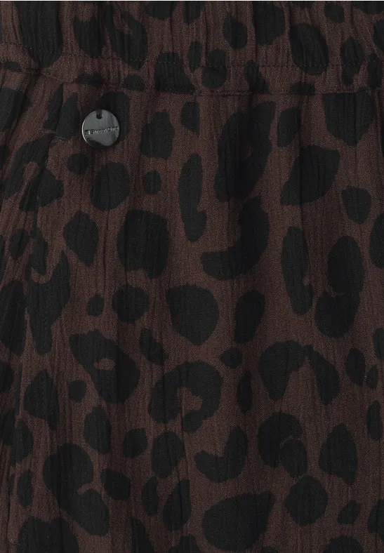 Braunes Kleidungsstück mit schwarzem Leopardenmuster und Knopfdetail