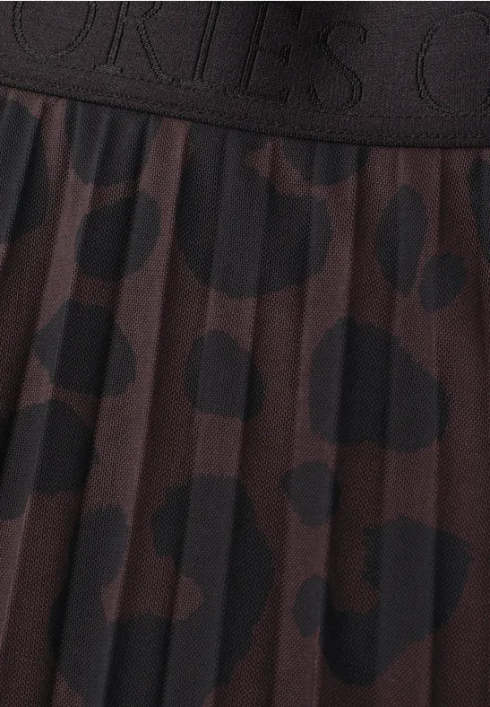 Donkerbruine plooirok met zwarte luipaardvlekken en brede tailleband met logo reliëf