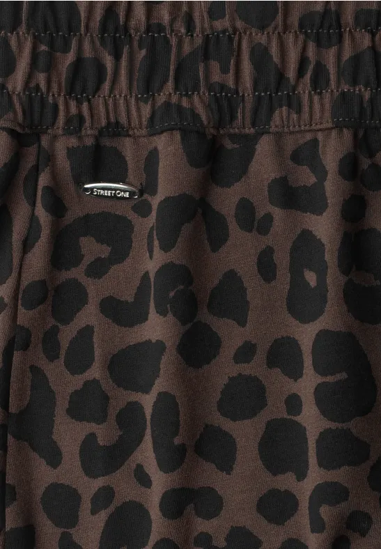 Dunkelbraune Hose mit elastischem Bund und schwarzem Leopardenmuster.