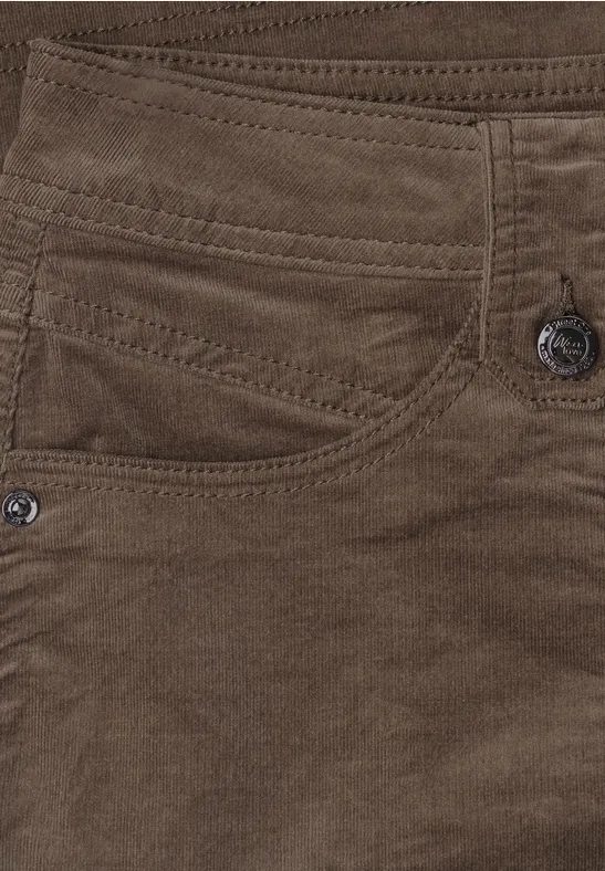 Close-up van een bruine ribfluwelen broek met zakken en knopen.