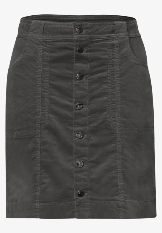 Korte zwarte rok met knoopsluiting voor en schuine zijzakken.