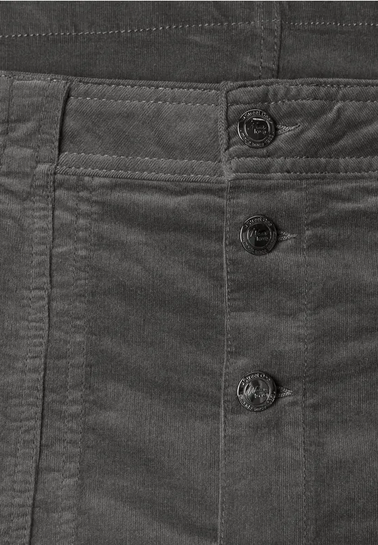 Close-up van donkergrijze corduroystof, hoge taille met drie knopen