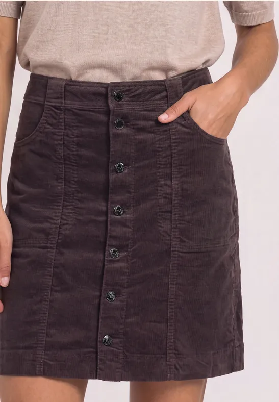 Bruine corduroy rok met knoopsluiting voor en steekzakken, gecombineerd met een beige top