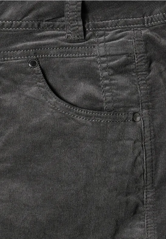Nahaufnahme einer grauen Cordhose mit eingesetzter Tasche und Gürtelschlaufen.
