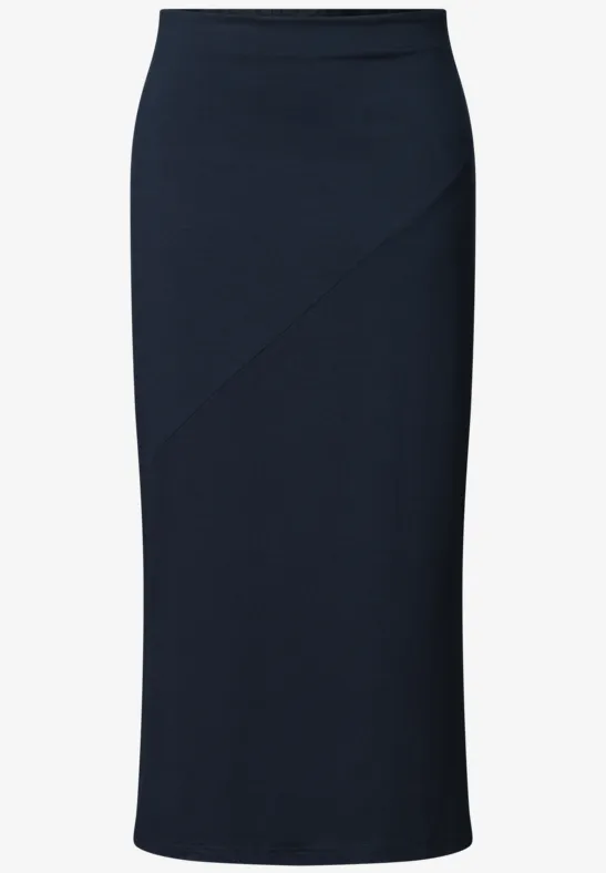 Een donkerblauwe, aansluitende kokerrok tot op de knie.