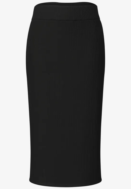Zwarte ribgebreide kokerrok met elastische taille en midi-lengte.