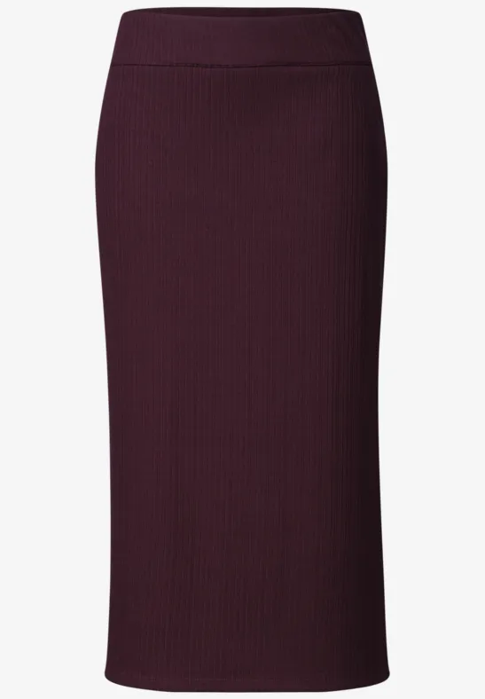 Eenvoudige midirok in strakke potloodstijl van bordeauxrode ribtricot.
