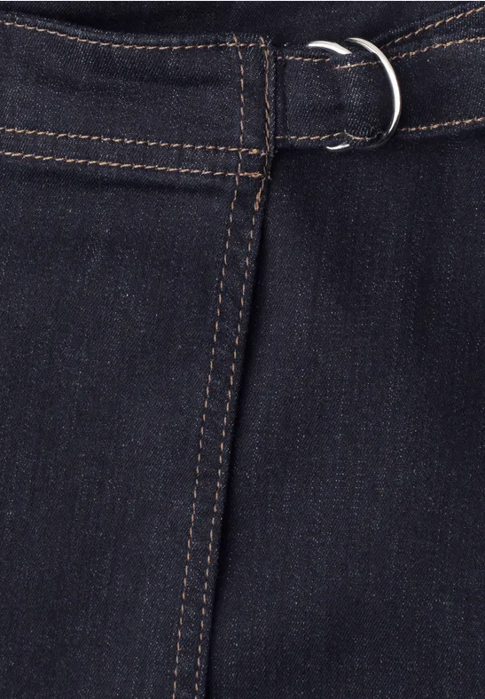 Donkere jeans met riem en zilveren D-ring in de taille.