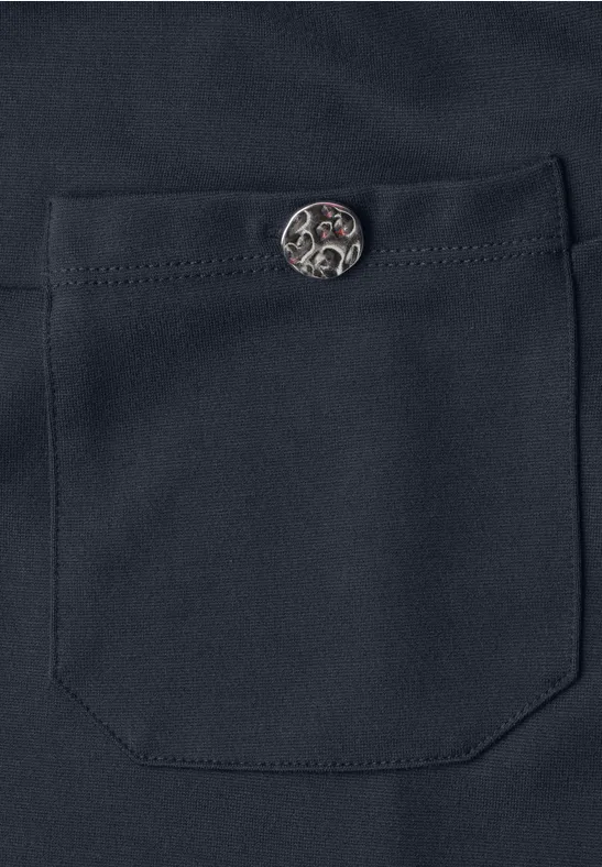 Schwarze Stofftasche mit zierendem Knopf und schlichter Naht