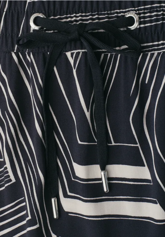 Schwarze Hose mit weißem geometrischem Muster und schwarzem Kordelzug