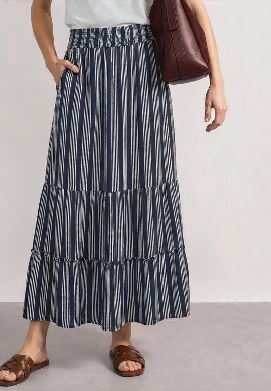 Jupe longue à rayures bleu marine et blanc, coupe à volants, style décontracté estival.