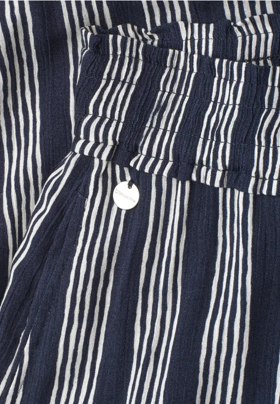 Vêtement rayé bleu marine et blanc avec taille élastique, poche appliquée et bouton blanc