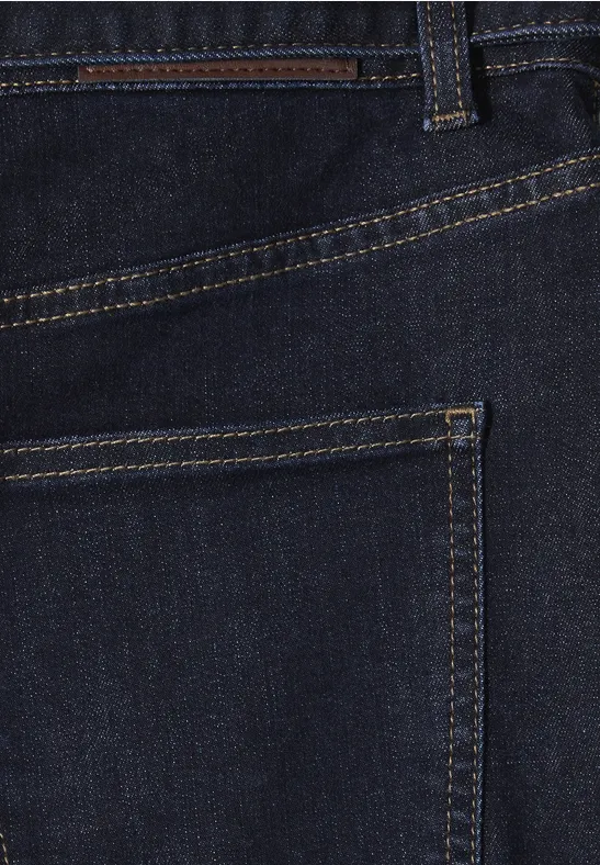 Nahaufnahme einer dunkelblauen Jeanshose, Detail der Gesäßtasche mit gelben Ziernähten.