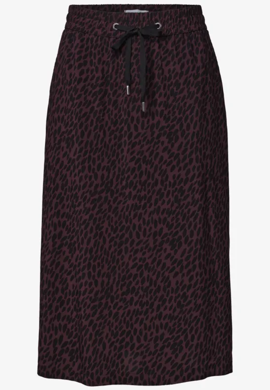 Midi-Rock aus schwarzem Stoff mit braunen Animal-Print-Flecken und Tunnelzug am Bund.