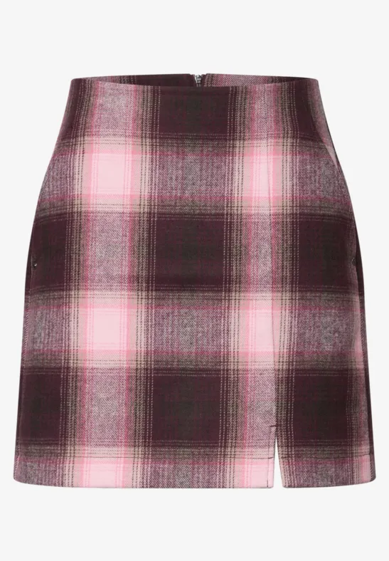 Mini-jupe à carreaux rose et noir avec fente latérale, style tendance et ajusté.