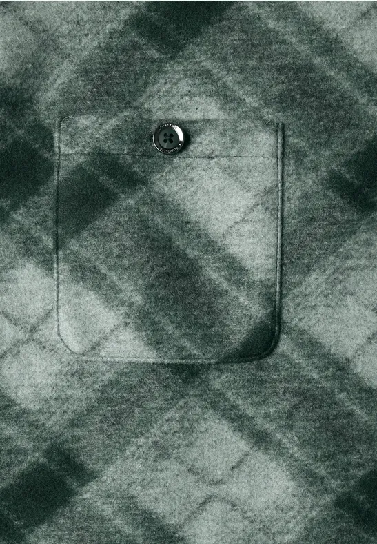 Quadratisches Taschenelement mit Druckknopf auf kariertem Stoff