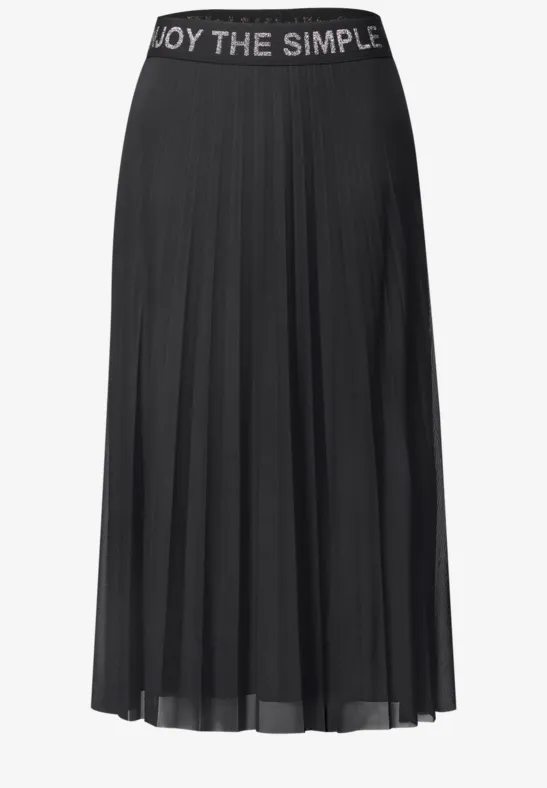 Zwarte, geplooide midirok met elastische tailleband en de tekst ‘ENJOY THE SIMPLE’.
