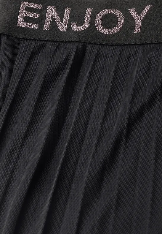 Zwarte geplooide rok met elastische taille en glinsterende ‘ENJOY’-band.