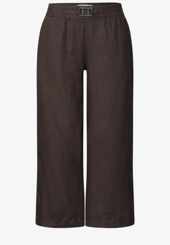 Luchtige, donkerbruine linnen broek met elastische taille en wijde, korte pijpen.