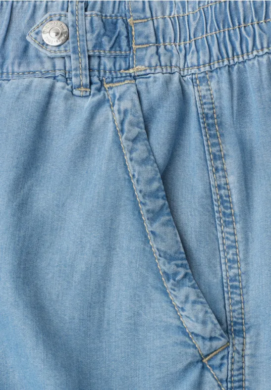 Lichtblauwe denim broek met elastische taille, metalen knoop en zijzak