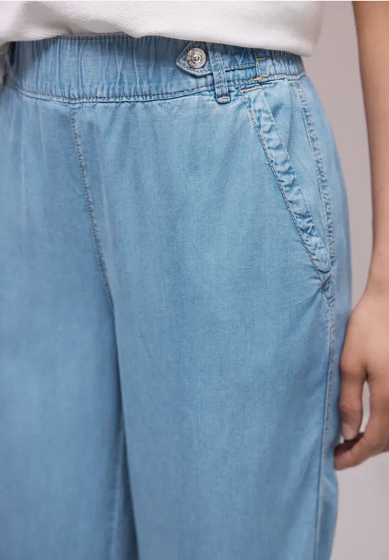 lichtblauwe denim joggerbroek met elastische taille, trekkoordje en steekzakken.