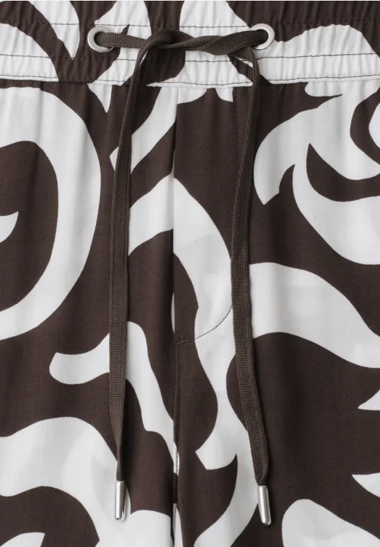 Dunkle Shorts mit weißem, abstraktem, geschwungenem Muster und Kordelzug