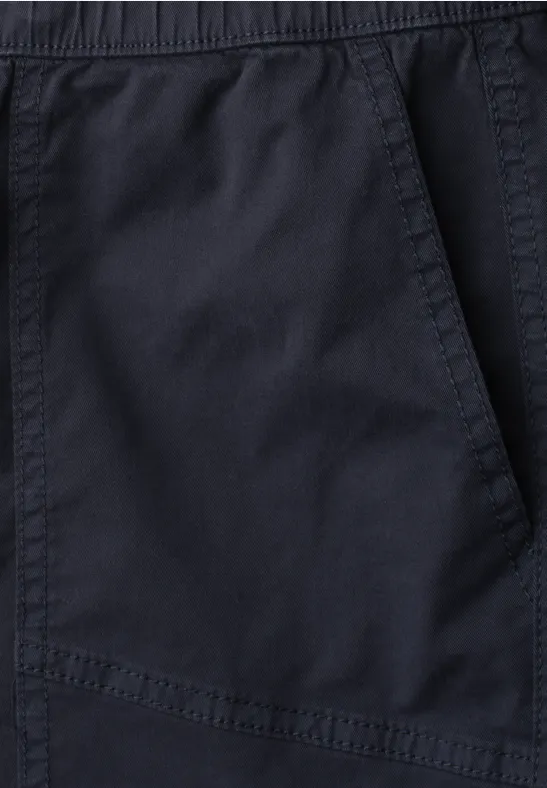 Nahaufnahme einer dunkelblauen Hose mit schräger Seitentasche