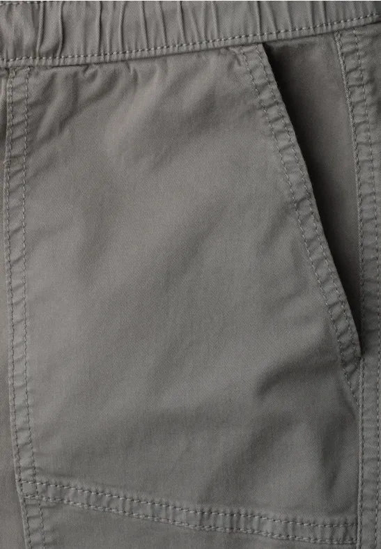 Pantalon gris à taille élastique avec poche latérale, design épuré et fonctionnel.