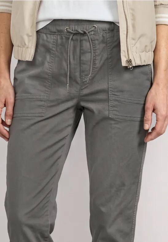 Pantalon cargo gris-vert avec taille à cordon élastique et poches plaquées.
