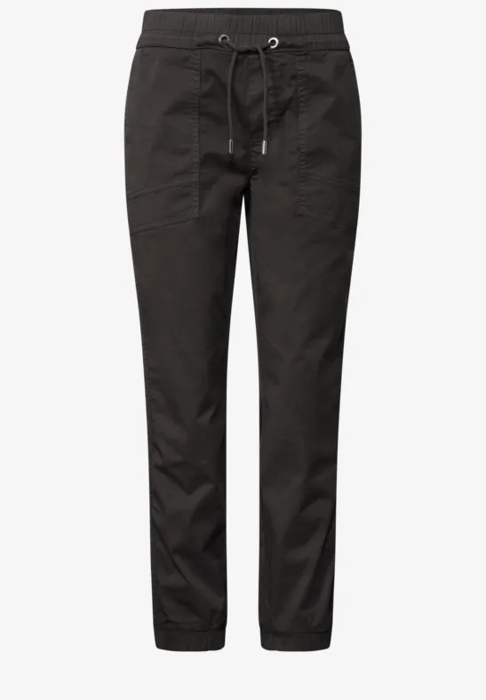 Zwarte, slanke vrijetijdsbroek met taillekoord en steekzakken voor een casual look.