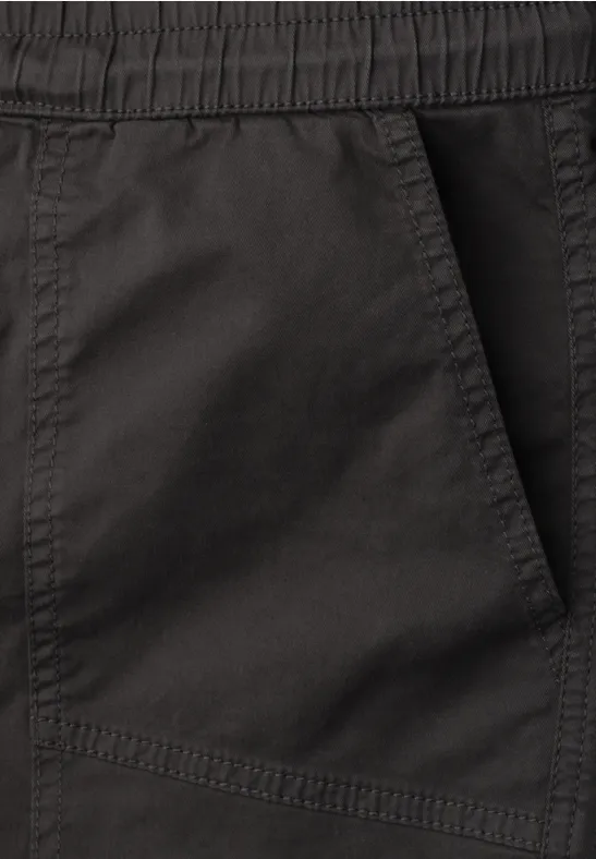 Eenvoudige zwarte broek met elastische tailleband en zijzak.