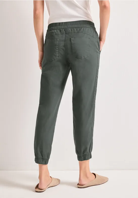 Achteraanzicht: donkergroene joggerbroek met elastische taille en pijpboord, zijzakken, casual uitstraling.