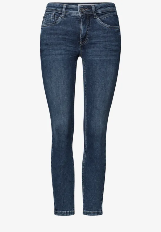 Eine schmale, dunkelblaue Frauen-Jeans mit engem Bein und hoher Taille.