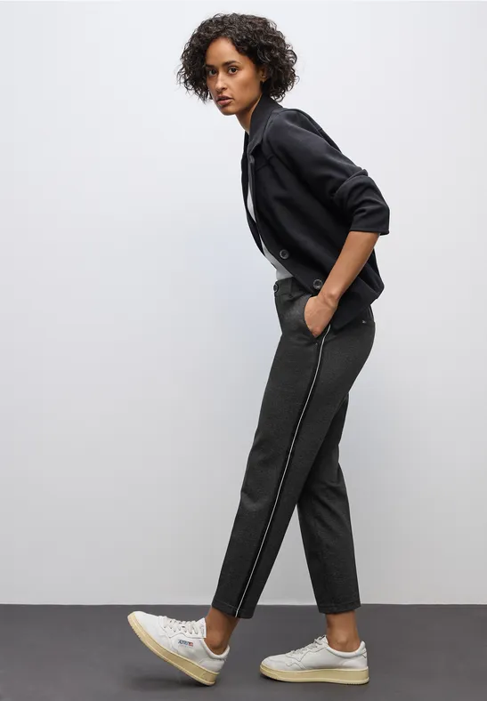 Chino mit Tapedetails Black