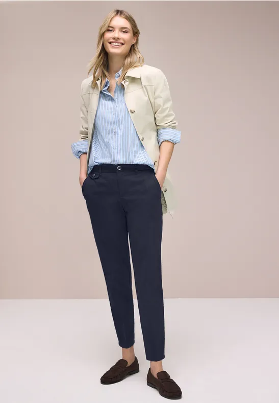 Chino en coupe casual dans une qualité douce deep blue