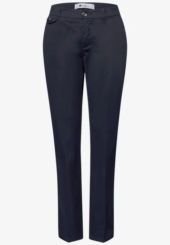 Chino en coupe casual dans une qualité douce deep blue