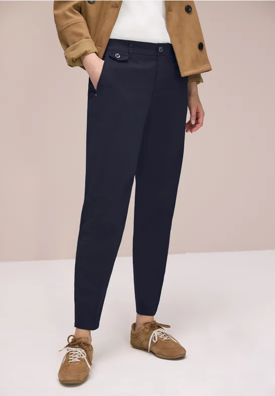 Chino en coupe casual dans une qualité douce deep blue