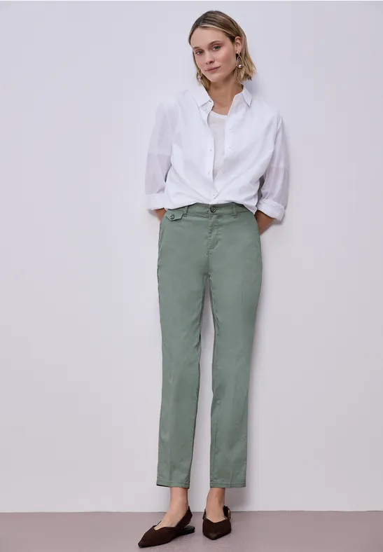 Chino en coupe casual dans une qualité douce dark mint green