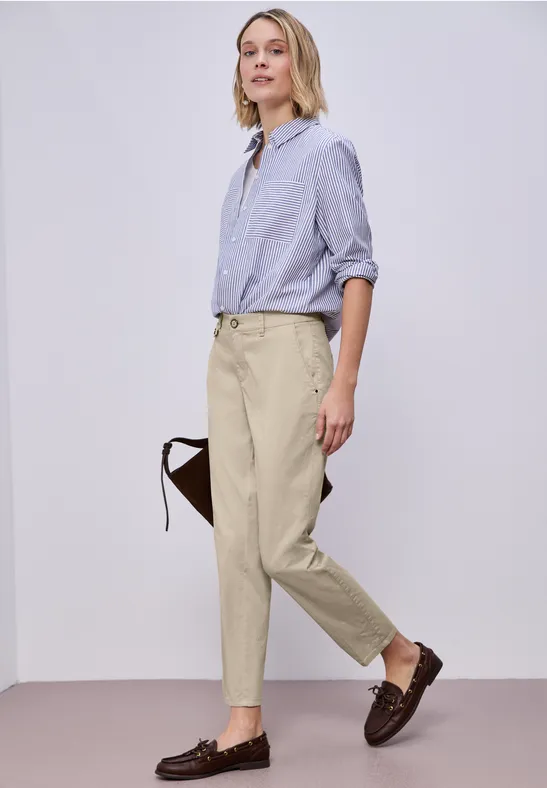 Chino en coupe casual dans une qualité douce cobble stone