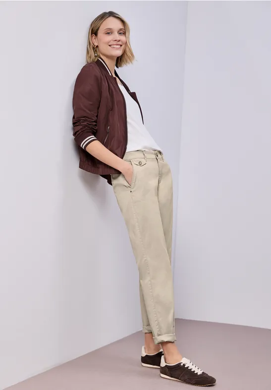 Chino en coupe casual dans une qualité douce cobble stone