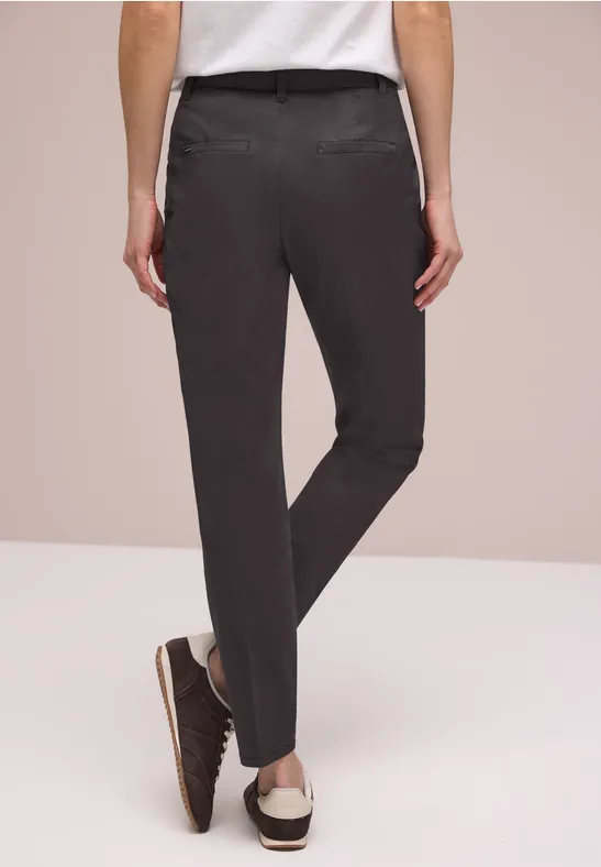 Chino en coupe casual dans une qualité douce deep earth