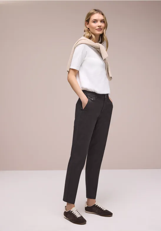 Chino en coupe casual dans une qualité douce deep earth